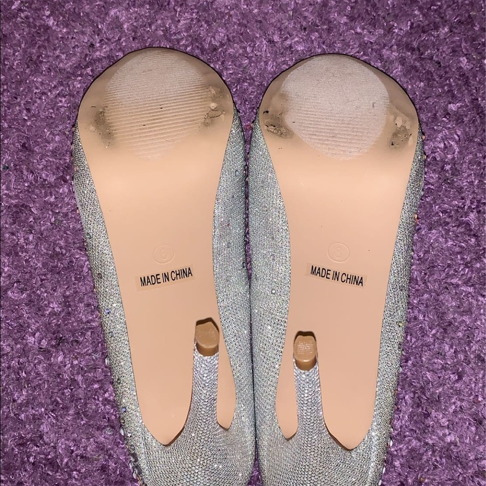 Silver Heels - Picture 3 of 5